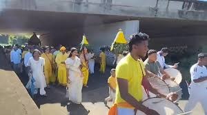 Procession de membres en tenue traditionnelle