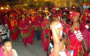 Rassemblement festif en soirée
